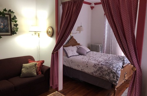 Centre Hall Bed & Breakfast | Keller House