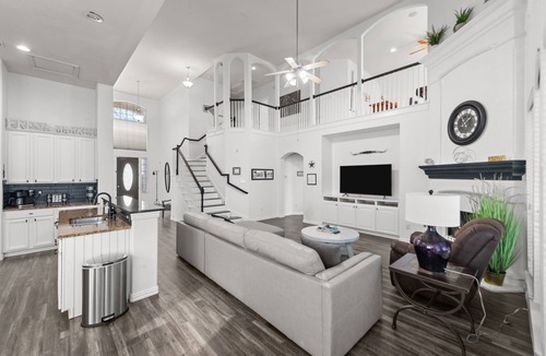 Keller House | Keller’s Crown - Huge House Near Stadiums - Hot Tub & Pool Table