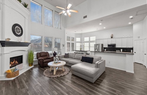 Keller House | Keller’s Crown - Huge House Near Stadiums - Hot Tub & Pool Table