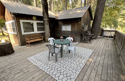 Castella Cabin | Kells Cabins, RiverCast & Upper Sac Shack together