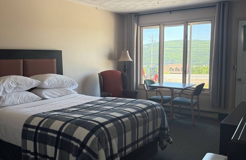 Boularderie East Hotel | Kelly's View Motel