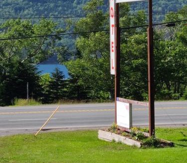 Boularderie East Hotel | Kelly's View Motel