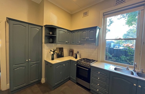 Albury House | Kelpie Cottage! 1930s Beauty. Central luxury