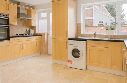 Bedford House | Kempston Home| Sleeps 7-9 | Long Stays | Parking