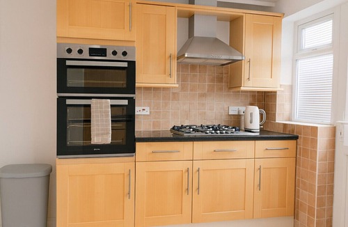 Bedford House | Kempston Home| Sleeps 7-9 | Long Stays | Parking