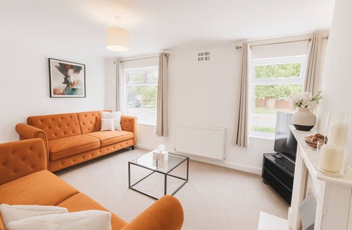 Bedford House | Kempston Home| Sleeps 7-9 | Long Stays | Parking