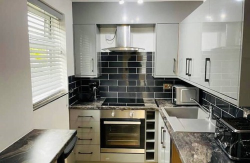 Kenilworth Apartment | KENILWORTH STUDIO * GROUND FLOOR * PARKING