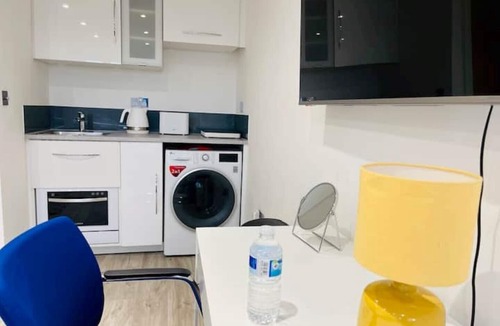 Kenilworth Apartment | KENILWORTH STUDIO * PARKING * NETFLIX