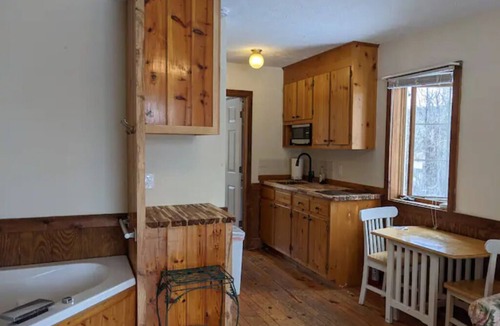 Montebello Cabin | Kennedy Ridge Cabin-1BR, jacuzzi, kitchenette