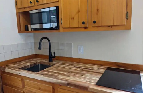 Montebello Cabin | Kennedy Ridge Cabin-1BR, jacuzzi, kitchenette