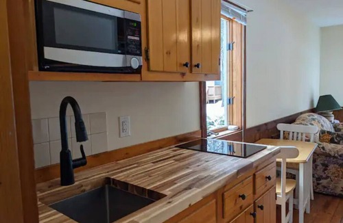Montebello Cabin | Kennedy Ridge Cabin-1BR, jacuzzi, kitchenette