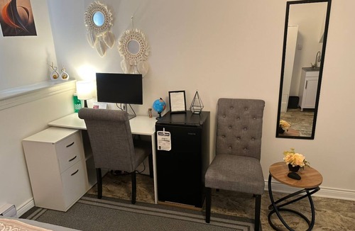 Saint John House | Kenneths Cozy Retreat - Saint John 1BDRM | Wi-Fi | 4mins Regional Hospital & UNB