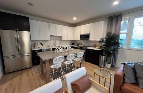 Minor House | Kenny's Sweet Suite - 84 Walkscore!