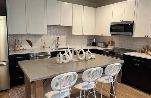 Minor House | Kenny's Sweet Suite - 84 Walkscore!