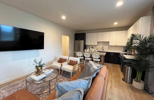 Minor House | Kenny's Sweet Suite - 84 Walkscore!