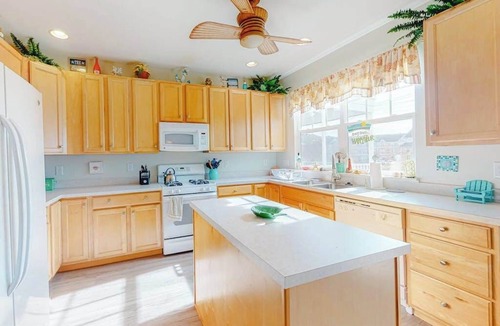 Frankford House | Kensington Court Townhouse w/Coastal Decor, Shared Pool, & Free WiFi - Near Beach