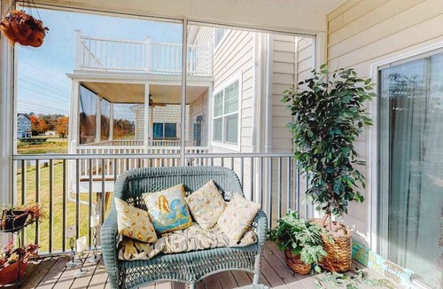 Frankford House | Kensington Court Townhouse w/Coastal Decor, Shared Pool, & Free WiFi - Near Beach