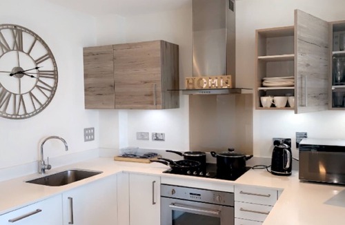 Gillingham Apartment | Kent Breath-Taking VIEW 2BD/2BA With Free Parking