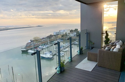 Gillingham Apartment | Kent Breath-Taking VIEW 2BD/2BA With Free Parking