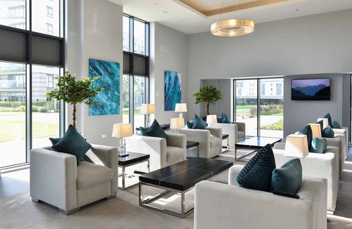 Gillingham Apartment | Kent Breath-Taking VIEW 2BD/2BA With Free Parking