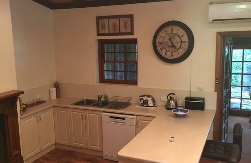 Old Reynella Cottage | Kentia Palms holiday accommodation