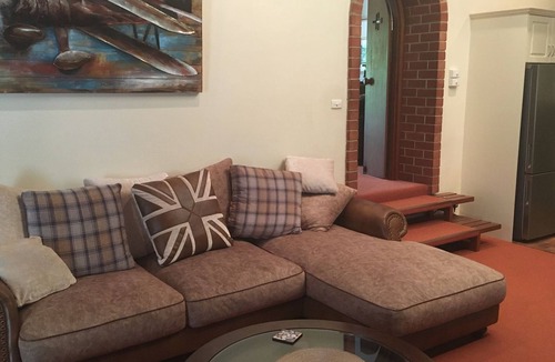 Old Reynella Cottage | Kentia Palms holiday accommodation