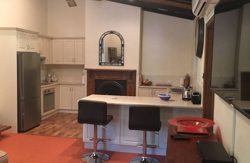 Old Reynella Cottage | Kentia Palms holiday accommodation