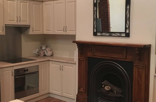 Old Reynella Cottage | Kentia Palms holiday accommodation