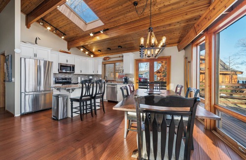 Benton House | Kentucky Lake 3 BR 2 Bath Private Home W/Private Dock and pontoon rental