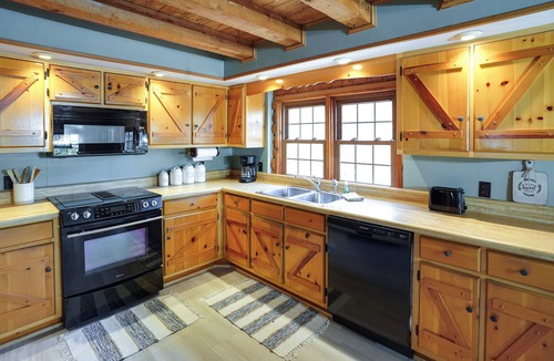 Murray Cabin | Kentucky Lake Access! Family Log Cabin w/Deck