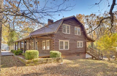Murray House | Kentucky Lake Access! Family Log Cabin w/Deck