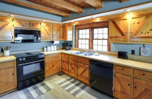 Murray House | Kentucky Lake Access! Family Log Cabin w/Deck
