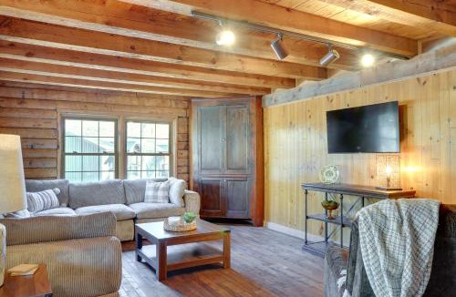 Murray House | Kentucky Lake Access! Family Log Cabin w/Deck