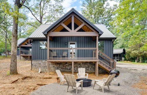 Murray House | Kentucky Lake Escape: Family Cabin w/Fire Pit