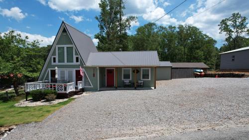 Springville House | Kentucky Lake Family Cabin! Pet Friendly