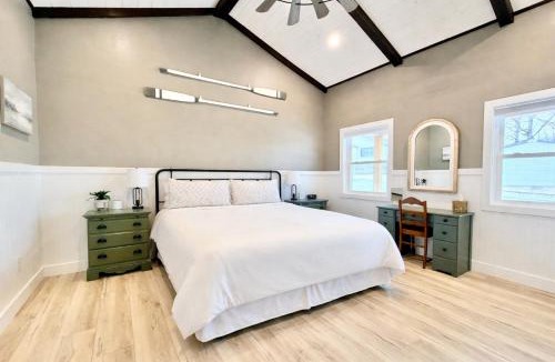 Springville House | Kentucky Lake Family Cabin! Pet Friendly