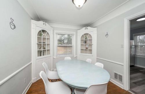 Roselawn Finance House | Kenwood Keys Suites - for 12