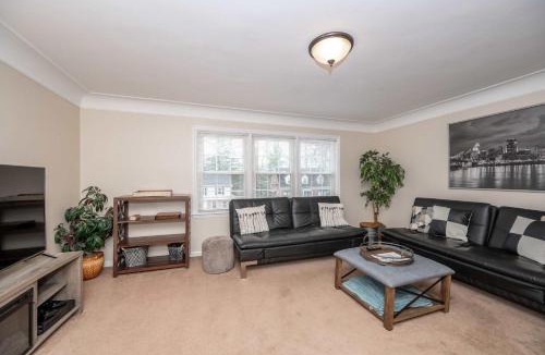 Roselawn Finance House | Kenwood Keys Suites - for 12