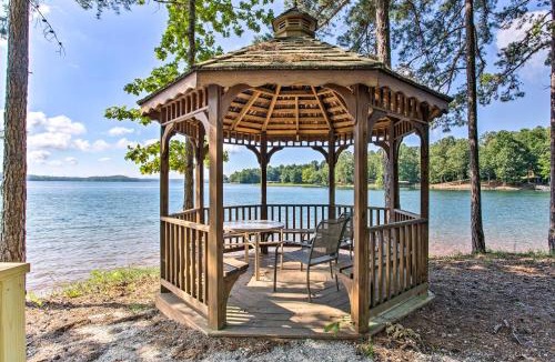 Salem House | Keowee Keys Home w/Mountains View & Lake Access!
