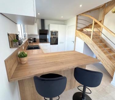 Saint-Aubin-du-Cormier Villa | Ker Phan Cozy urban cottage with hot tub