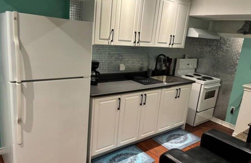 Brampton House | Kerry's Cozy home in welcoming Brampton with WiFi, AC