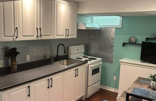 Brampton House | Kerry's Cozy home in welcoming Brampton with WiFi, AC