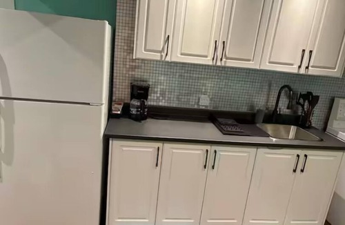 Brampton House | Kerry's Cozy home in welcoming Brampton with WiFi, AC