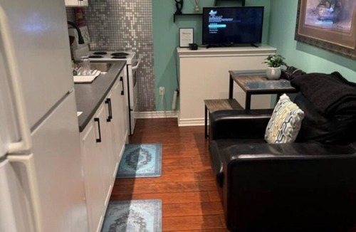 Brampton House | Kerry's Cozy home in welcoming Brampton with WiFi, AC