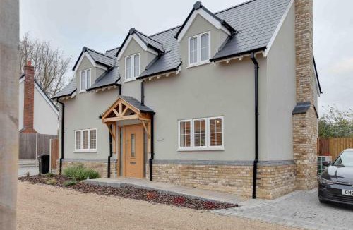 Dunmow House | Kestrel Gardens Dunmow