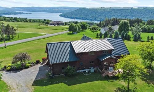 Dundee House | Keuka Breeze