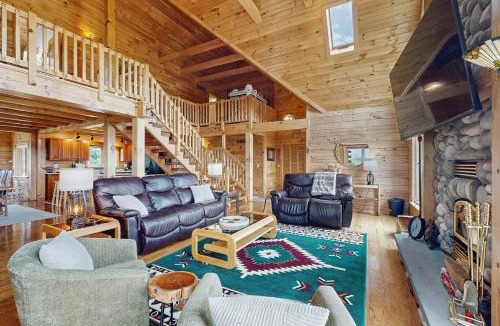 Dundee House | Keuka Breeze