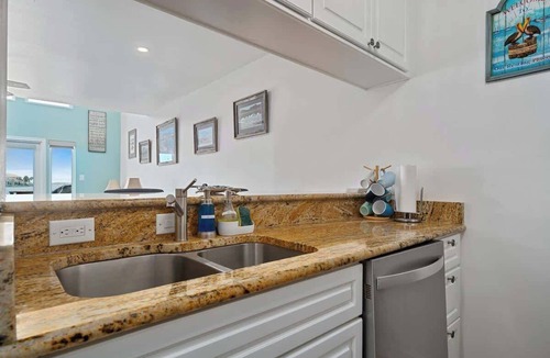Key Allegro Condo | Key Allegro W/Bay View, Pier & Boat Slip! Community Pool