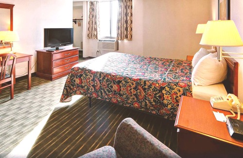 Roseville House | Key Inn Roseville - 1 King Bed Non-Smoking
