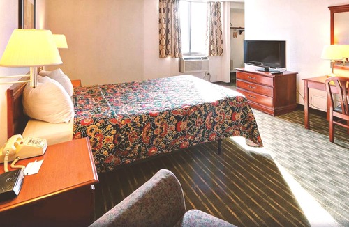 Roseville House | Key Inn Roseville - 1 King Bed Non-Smoking